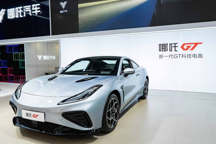 佛山211哪吒汽车在智能汽车领域的表现，领途汽车在新能源汽车市场中的影响力